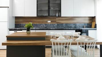 Familien-Maisonette, Balkon | Eigene Küche | Großer Kühlschrank, Ofen, Herdplatte, Geschirrspüler