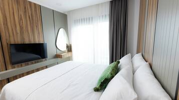 Apartamento Premium, no fumadores, balcón | Espacio para trabajar con un portátil y ropa de cama