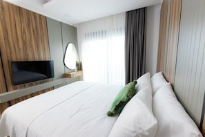 Premium Condo, Non Smoking, Balcony | Laptop workspace, bed sheets