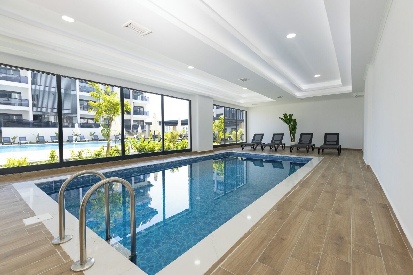 Piscine couverte, piscine extérieure