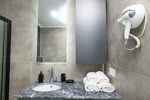 Dúplex de lujo, balcón, vistas al mar | Baño | Ducha, artículos de higiene personal gratuitos y secador de pelo