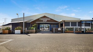 En byggnad med en skylt som visar texten ”Fiskarnas kooperativ” i Coffs Harbour.