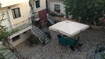 Apartamento, balcón, vistas a la ciudad | Restaurante al aire libre