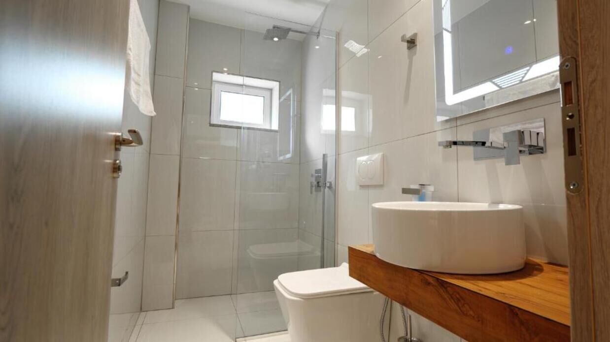Deluxe Room, Balcony | Bathroom