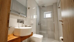 Chambre Deluxe | Salle de bain | Douche, sèche-cheveux, serviettes fournies, savon