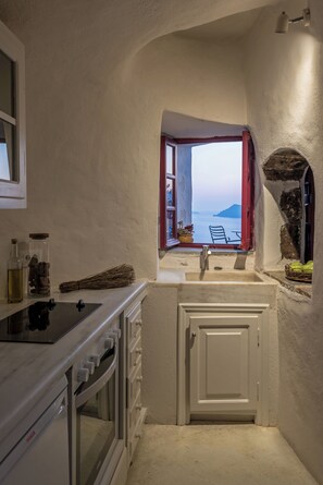 Villa, vista al mar | Cocina privada | Refrigerador, parrilla de estufa y utensilios de cocina 