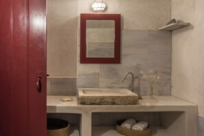 Villa, vista al mar | Baño | Secadora de cabello, pantuflas, toallas, jabón 