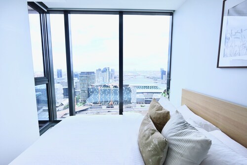 Beautiful Harbour View Apartment + Free Car Park