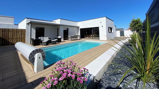 A modern outdoor pool area with a wooden deck, a pool, and a patio with outdoor furniture. - Villa 5 minutes from the beach and Les Sables d'Olonne (Talmont-Saint-Hilaire)