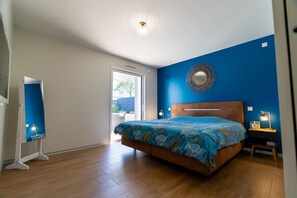 Tabla de planchar con plancha, wifi y ropa de cama 
