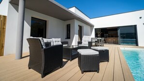 A modern outdoor patio with wicker furniture, a pool, and a dining area. - Villa 5 minutes from the beach and Les Sables d'Olonne (Talmont-Saint-Hilaire)