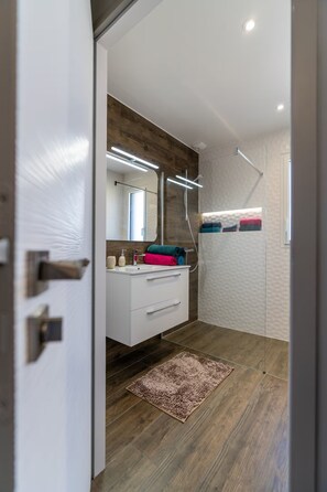 Shower, hair dryer, towels, soap - Villa 5 minutes from the beach and Les Sables d'Olonne (Talmont-Saint-Hilaire)