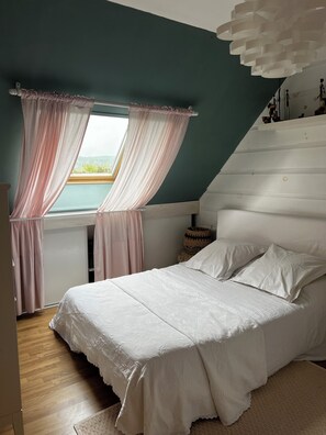 Tabla de planchar con plancha, wifi y ropa de cama 