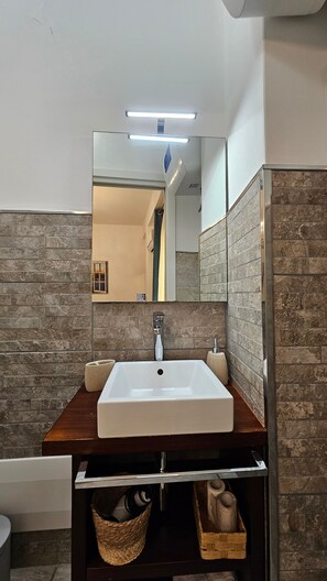 Shower, hair dryer, towels - Suite Saint Remy Castello Room with Wi-Fi and Air Conditioning (Cagliari)