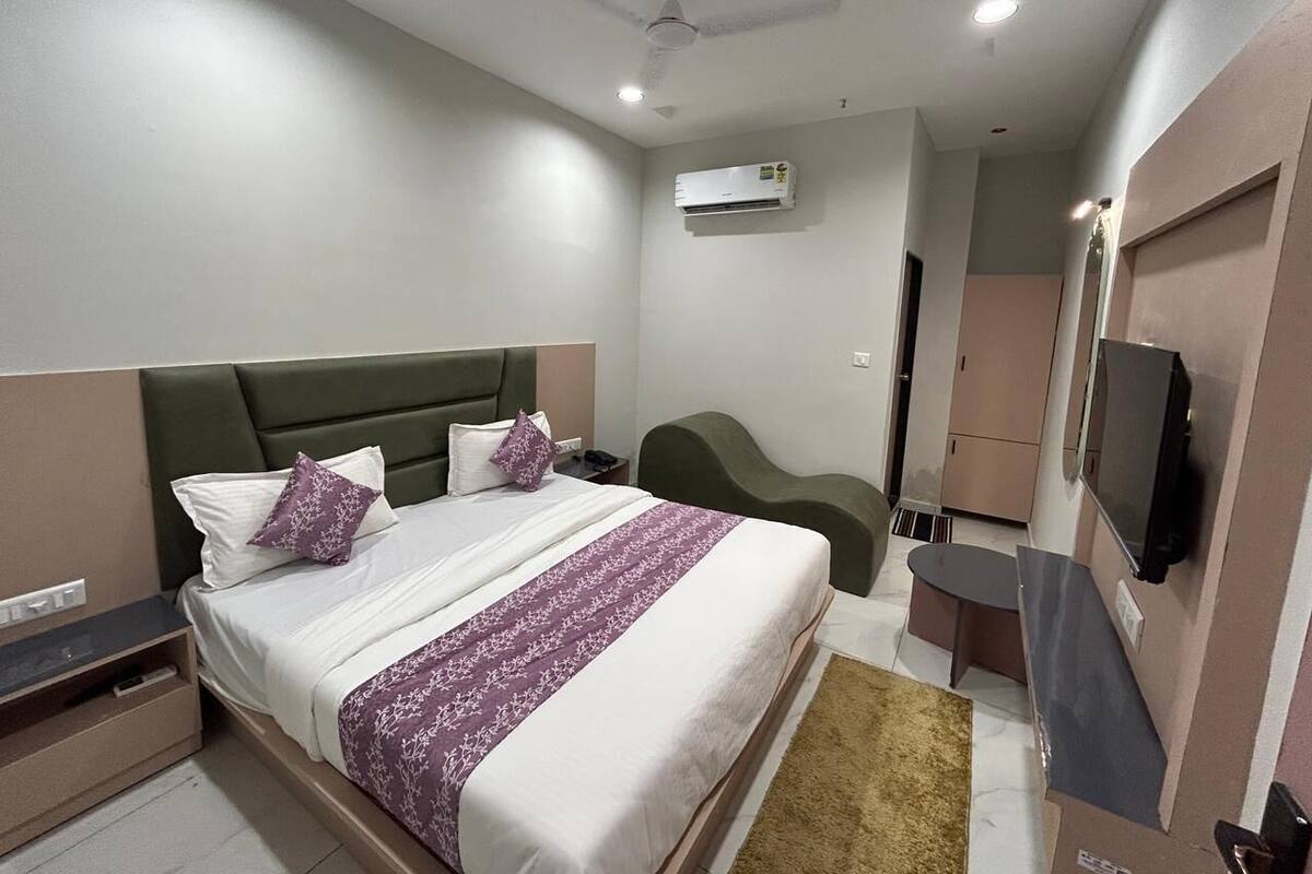 Deluxe Room | Laptop workspace, free WiFi