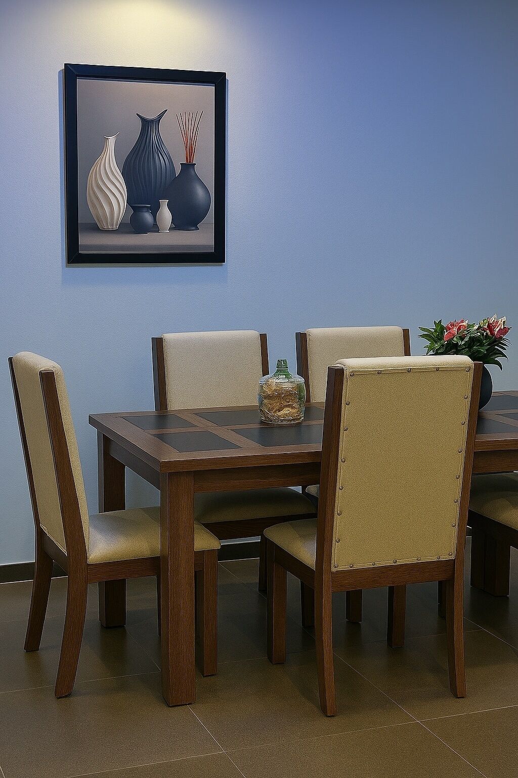Ein Esstisch mit sechs Stühlen, darüber ein gerahmtes Kunstwerk und eine Vase mit Blumen darauf.