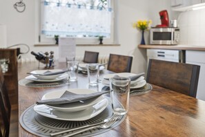 Dining - Central Location – Garage – Balcony – Near University – WiFi (Wuppertal)