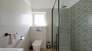 Shower, hair dryer, towels - Villa Tony by Villas Guide (Peroj)