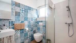 Shower, hair dryer, towels - Villa Tony by Villas Guide (Peroj)