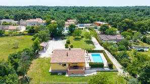 A residential area with houses, a swimming pool, and a well-maintained lawn. - Villa Butkovici by Villas Guide (Marcana)