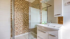 Shower, hair dryer, towels - Villa Butkovici by Villas Guide (Marcana)