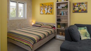 Tabla de planchar con plancha, wifi gratis y ropa de cama 