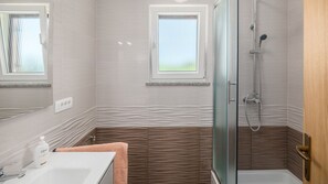 Shower, hair dryer, towels - Villa Mare - Rovinj by Villas Guide (Rovinj)