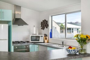 Fridge, microwave, oven, stovetop - Ocean Road Beach House (Whangamata)