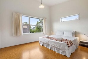 Iron/ironing board, WiFi, bed sheets - Ocean Road Beach House (Whangamata)