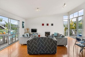 TV - Ocean Road Beach House (Whangamata)