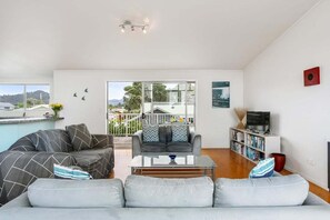 TV - Ocean Road Beach House (Whangamata)