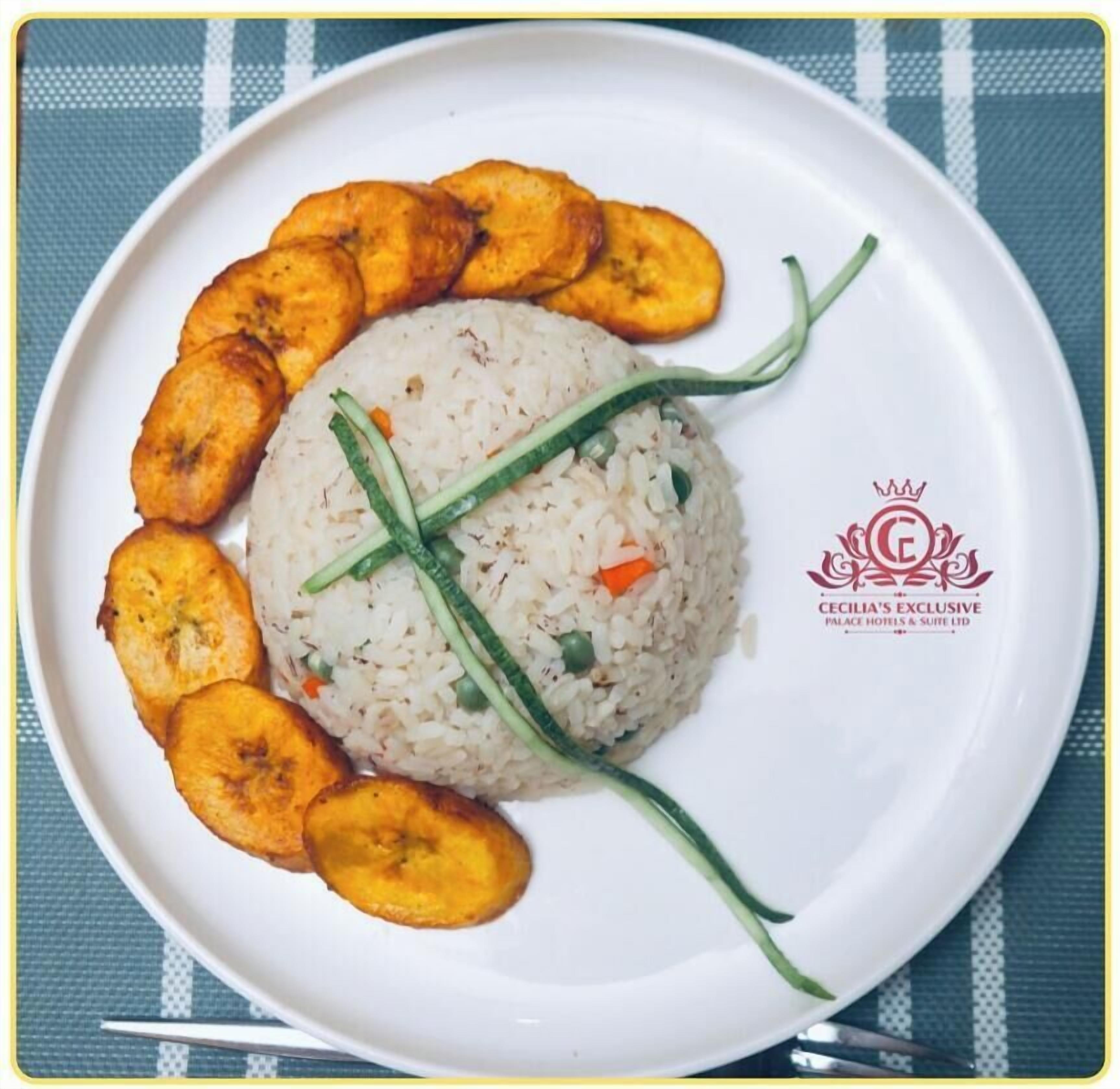 Un plato de arroz con vegetales y plátanos fritos.