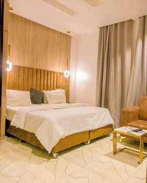 Habitació Deluxe, balcó, vistes a la ciutat | Escriptori, espai de treball apte per a portàtils i cortines opaques 