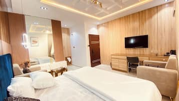 Chambre Deluxe, balcon, vue ville | Bureau, espace de travail pour ordinateur portable, rideaux occultants