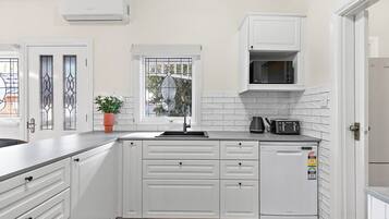 Réfrigérateur, four, plaque de cuisson, lave-vaisselle