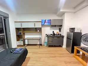 Cafetera/tetera, refrigerador, microondas, placa de cocina