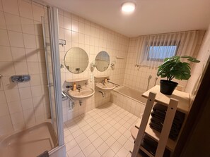 Dusj, hårføner og håndklær