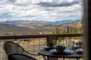 Outdoor dining - NEW Ski-In/Out at Granby Ranch- Epic Views + Fun (Granby)