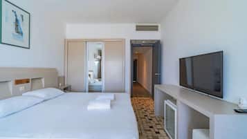 Family Room | In-room safe, desk, blackout drapes, free WiFi