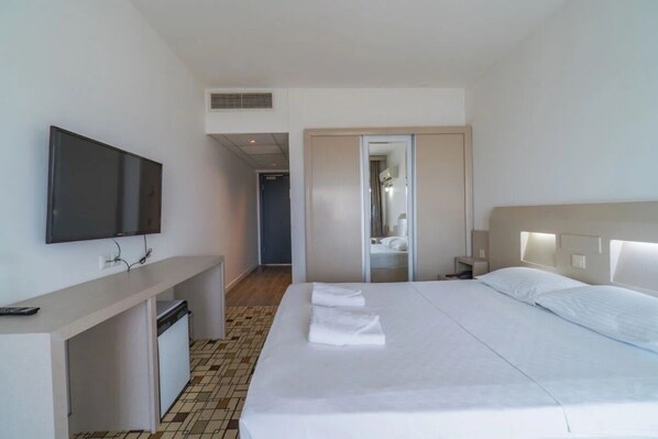 Chambre Standard, balcon, vue partielle sur la mer