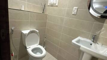 Quarto luxo, sacada, vista para a cidade | Banheiro | Secador de cabelo, toalhas de banho, sabonete, shampoo