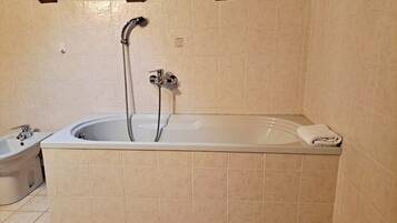 Dusche, Bidet, Handtücher