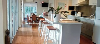 3BR Bushland Retreat, Relax/ Professional Stay–near the bay & CBD/ Private Deck