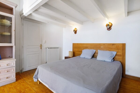 Tabla de planchar con plancha, wifi y ropa de cama 