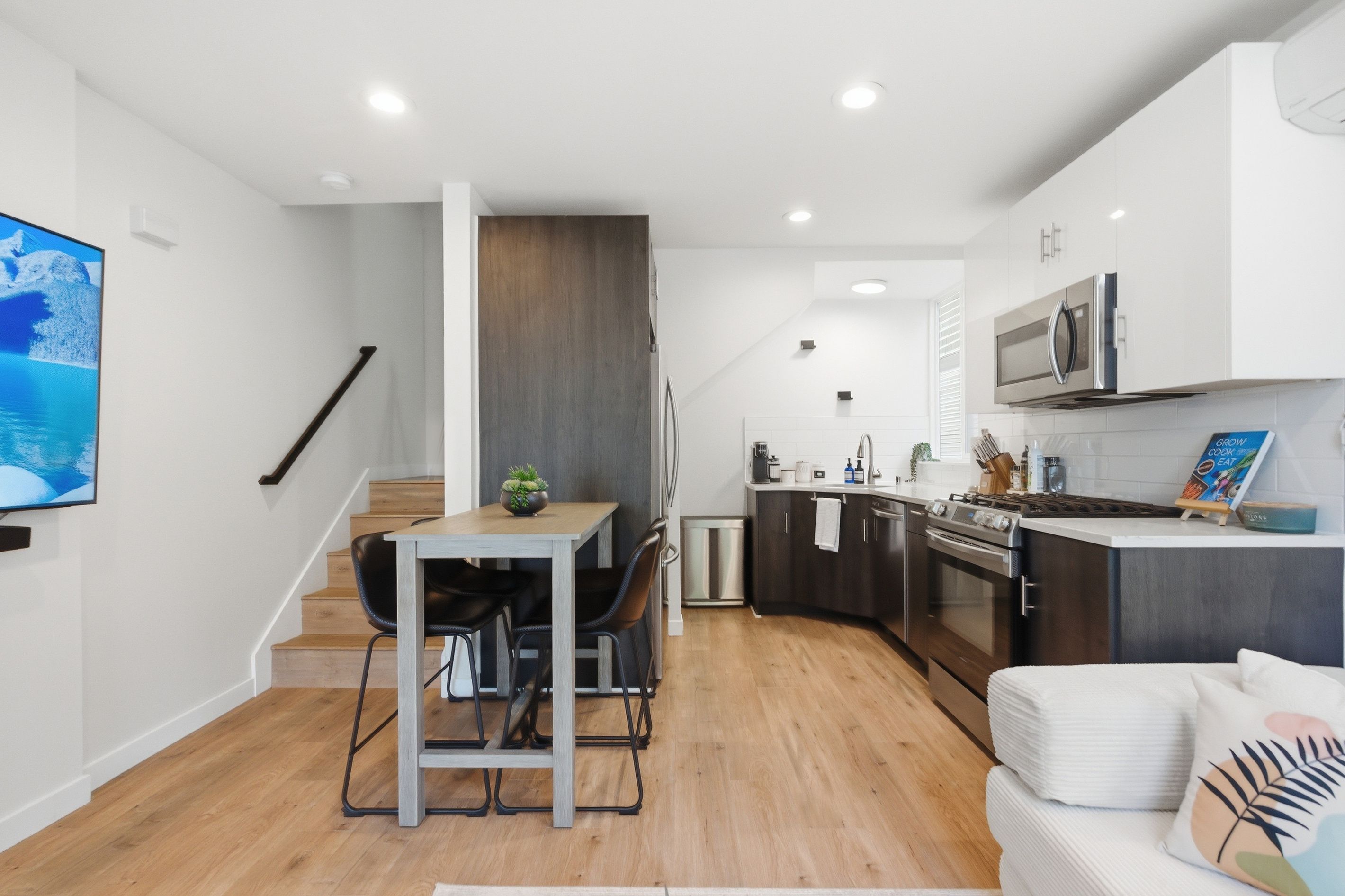 Living/dining room opens to kitchen 