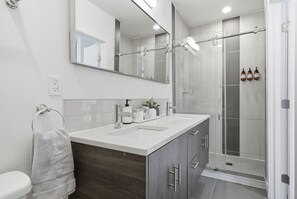 Hair dryer, towels, soap, shampoo - [NEW] 2BR2BA Seattle Capitol Hill Retreat w/ Rooftop, BBQ, AC, Parking Pass (Seattle)