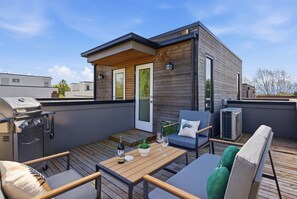 Outdoor dining - [NEW] 2BR2BA Seattle Capitol Hill Retreat w/ Rooftop, BBQ, AC, Parking Pass (Seattle)