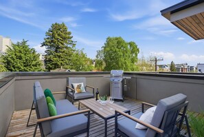 Outdoor dining - [NEW] 2BR2BA Seattle Capitol Hill Retreat w/ Rooftop, BBQ, AC, Parking Pass (Seattle)