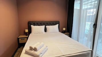 Deluxe Apartment, Non Smoking, City View | Meja, ruang kerja komputer riba, langsir/tirai gelap terus