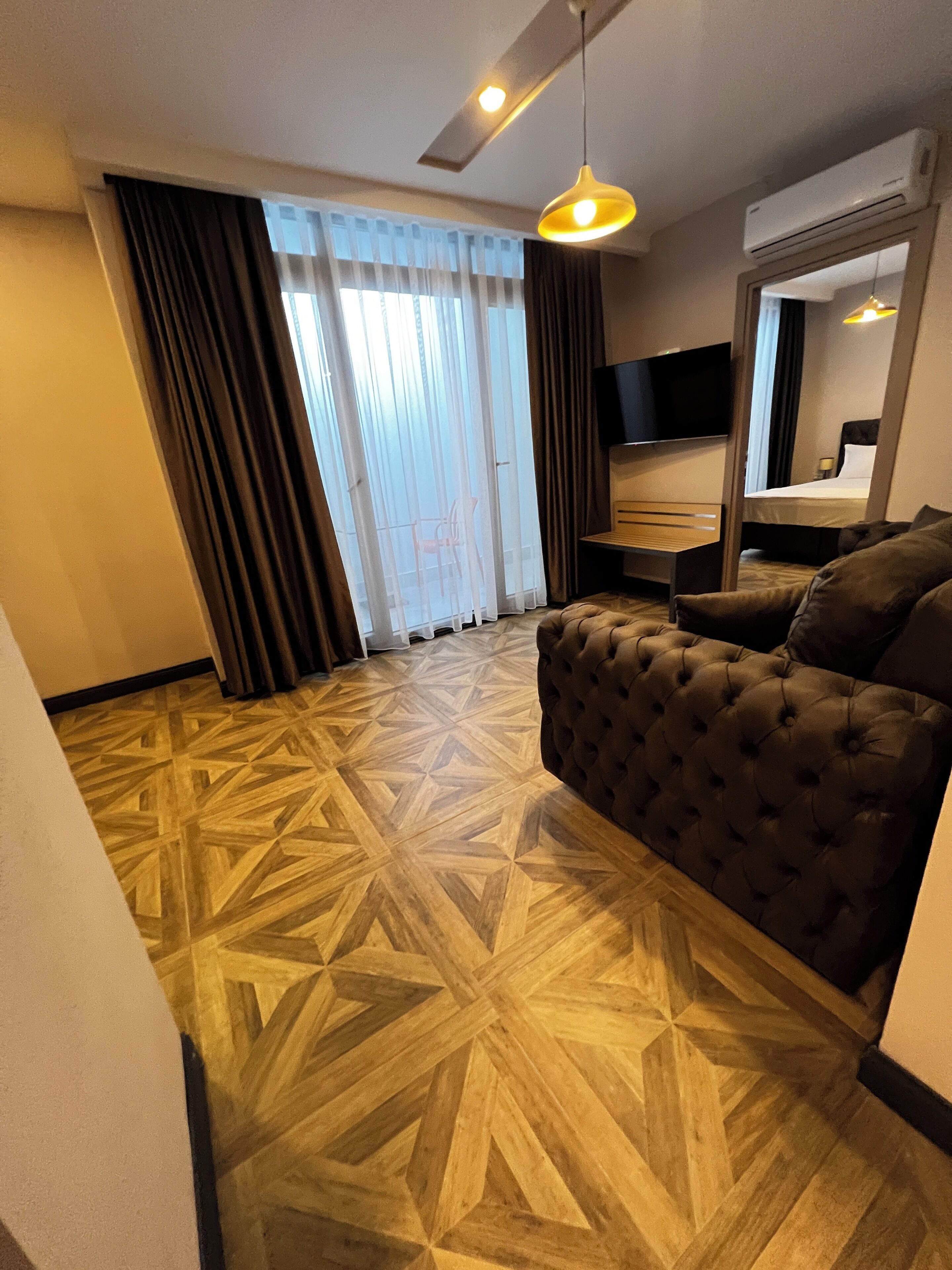 Apartamento luxo, para não fumantes, vista para o pátio | Escrivaninha, espaço de trabalho para notebook, cortinas blackout